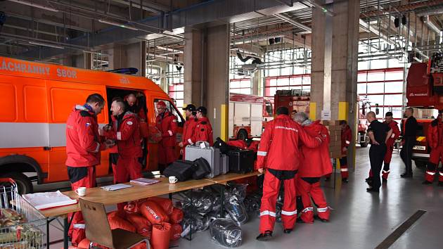 Přípravy na odlet hasičského týmu USAR do Turecka .