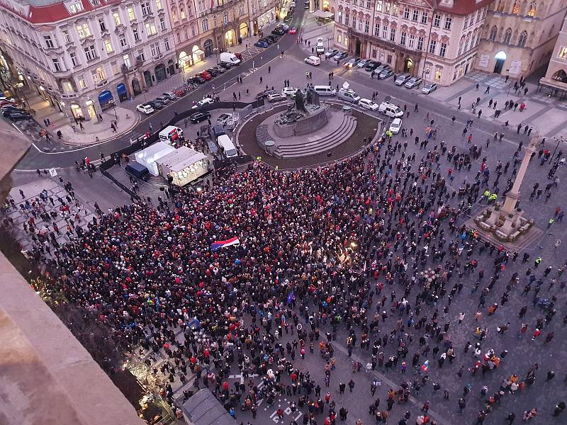 Z předvolební kampaně 'Všichni za pravdu!' na podporu prezidentského kandidáta Petra Pavla na Staroměstském náměstí v Praze.