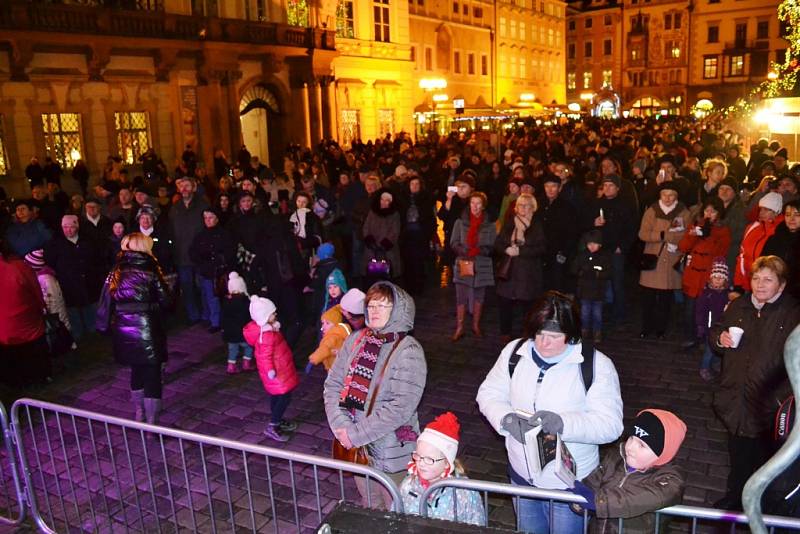 Česko zpívá koledy na Staroměstském náměstí v Praze.