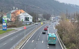 Nový autobusový pruh, Strakonická ulice v Praze.
