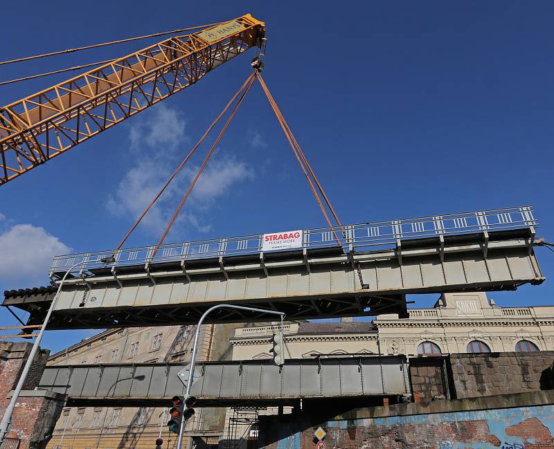 Jeřáb sundal z Negrelliho viaduktu ocelový most.