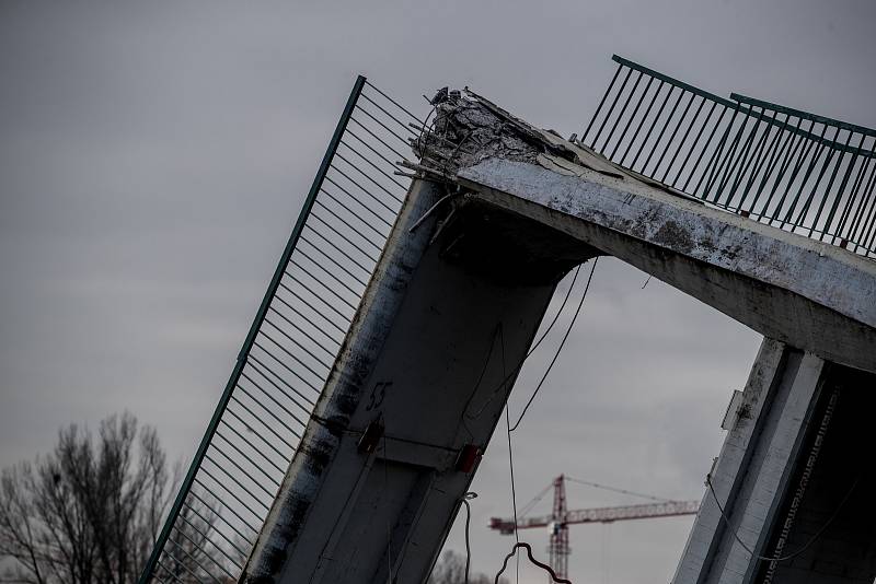 U Trojského zámku v Praze se 2. prosince odpoledne zřítila do Vltavy betonová lávka pro pěší. Podle informací záchranářů se při pádu zranili čtyři lidé. Snímek je ze 3. prosince.