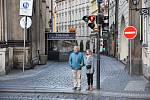 Prázdné ulice Prahy a lidé s rouškami 18. března 2020. Přechod Karlova ulice - Křižovnické náměstí u Karlovu mostu.