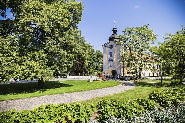 U zámku Ctěnice je krásný park.