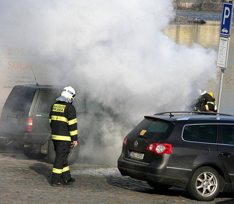 K samovznícení motoru osobního vozu došlo v pondělí 30. ledna po 14. hodině na Nábřeží u Palackého mostu. Příčinou požáru je podle hasičů technická závada motoru.