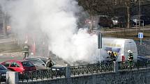 K samovznícení motoru osobního vozu došlo v pondělí 30. ledna po 14. hodině na Nábřeží u Palackého mostu. Příčinou požáru je podle hasičů technická závada motoru.