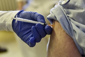 Ambulantní centrum Nemocnice Žižkov vyzývá k registraci zájemce o očkování.