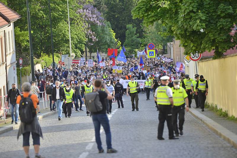 Spolek Milion chvilek uspořádal 1. června 2021 pochod a demonstraci proti setrvání Marie Benešové ve funkci ministryně spravedlnosti.