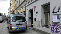 Muž v úterý 29. června zaútočil na úřadu práce v Bělehradské ulici v Praze 2, kde postřelil pracovnici. Ta později v nemocnici zemřela.