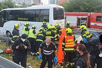 Při nehodě v Michli se zranilo šest lidí.