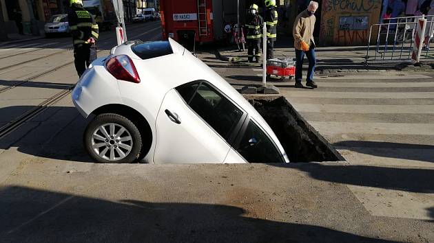 Hasiči vyprošťovali 13. května ráno osobní vozidlo, se kterým sjela řidička do výkopu v ulici Nad Primaskou v Praze 10.