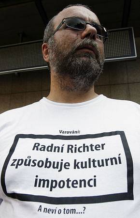 Koncert na piazzetě Národního divadla v Praze zahájil 25. května 2008 sérii protestů kvůli financování kultury v hlavním městě. Na akci, která odstartovala takzvané Dny neklidu, se sešli divadelníci, výtvarníci, tanečníci, hudebníci a další umělci.