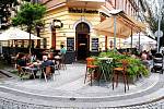 Pražská restaurace Hlučná Samota se stala populární díky návštěvě poslance Miroslava Kalouska (TOP 09), který si v zavřeném podniku dal pivo.