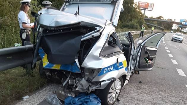 Při dopravní nehodě v Praze zemřel ve služebním voze dvaatřicetiletý policista.