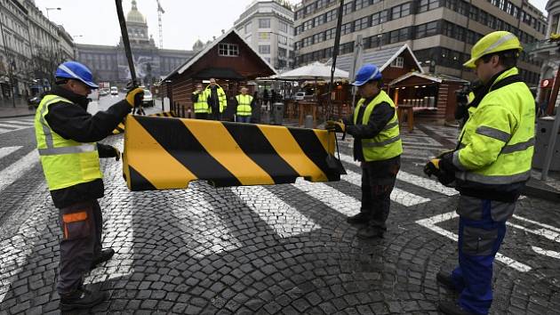 Betonové protiteroristické zábrany na pražském Václavském náměstí jsou v období vánočních trhů či jiných svátků.