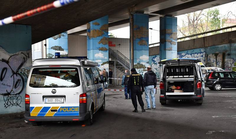 Policie vyšetřuje pobodání cizince nožem.