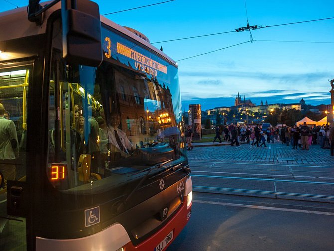 Autobus pro návštěvníky Pražské muzejní noci.