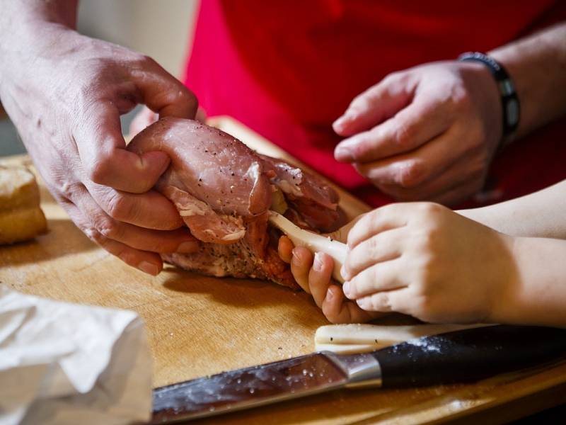 Finále soutěže Česko na talíři se uskutečnilo v pátek 4. dubna 2014 v Praze. Vařil i zástupce středočeského regionu Josef Hladík z Mladé Boleslavi se svým čtyřletým synem Františkem.