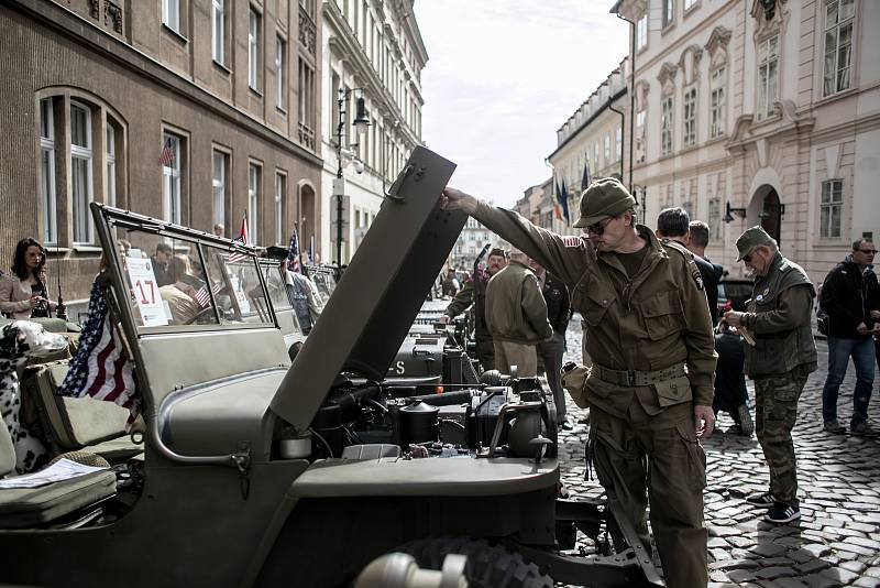 Příznivci historické techniky si v Praze 27. dubna každoroční jízdou amerických historických vojenských vozidel s názvem Convoy of Liberty připomněli konec 2. sv. války. První zastávkou konvoje byla tradičně americká ambasáda.