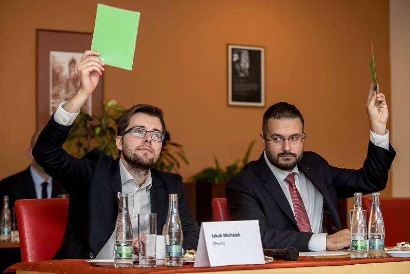 Debata Pražského deníku, která začala na autobusové stanici na Veleslavíně a pokračovala na Terminálu 3 v hotelu Ramada 13. října v Praze. Michálek, Moroz