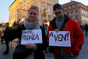 Protest proti chování úředníků Kanceláře prezidenta České republiky v souvislosti s hospitalizací Miloše Zemana.