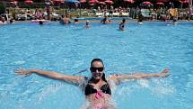 Koupání v tropickém počasí v Praze. Návštěva koupaliště Ládví,které bylo po letech chátrání znovu otevřeno 22.července 2014 a vznikl zde velký bazén s dostatečnou hloubkou a brouzdaliště.