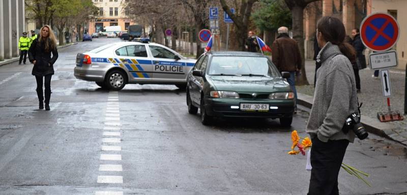 Oslavy 26. výročí Sametové revoluce 17. listopadu v Praze na Albertově.