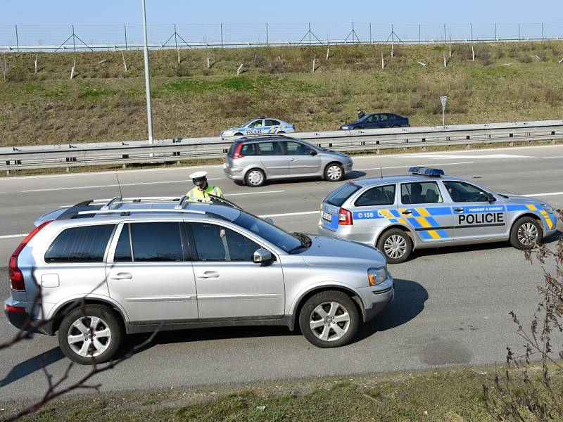 Kontroly pražské dopravní policie na Pražském okruhu. Řešit bylo třeba případy neplatných či chybějících dálničních známek i telefonování za volantem.