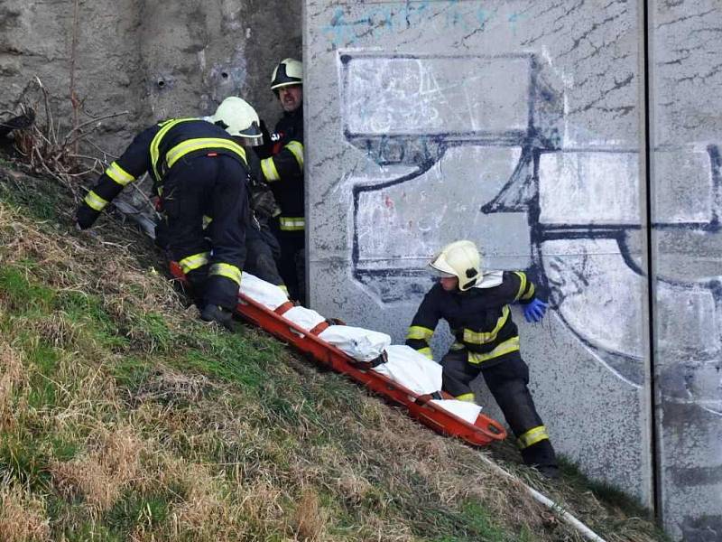 Život prozatím neznámého člověka, patrně bezdomovce, si v pondělí 10. března 2014 dopoledne vyžádal požár zdi u pražského hlavního nádraží - mezi technologickou plochou za kolejemi sedmého nástupiště a Španělskou ulicí.