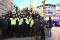 Demonstrace před Národním muzeem v sobotu 11. března, která navázala na předchozí nahlášený protest proti chudobě. Policisté bránili v přístupu k muzeu lidem, z nich mnozí se vyjadřovali „protiukrajinsky“.