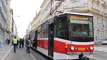 Výluka tramvají v Seifertově ulici v Praze 3 - havarijní oprava vodovodu.