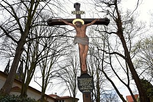 Obnovený kříž s figurou Ježíše Krista na Vyšehradě.