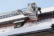 Hasiči zajišťují výškové budovy a odklízí rampouchy ze střech.