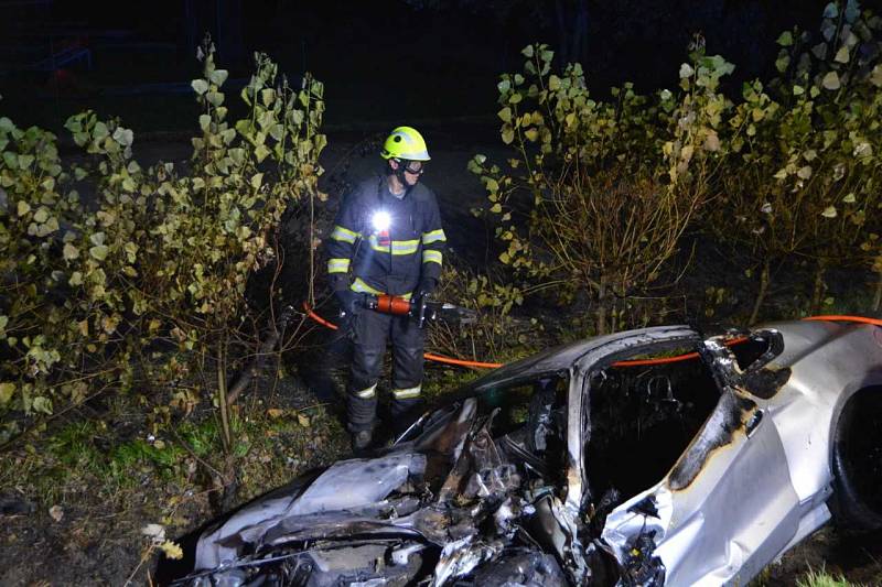 Při dopravní nehodě na Říčansku uhořel řidič mustangu.