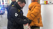 Policie dopadla muže, který nožem ohrožoval ženy v Praze.