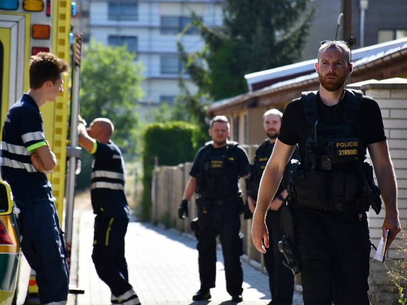 Pobodaný muž z libušské ubytovny zemřel, podezřelého policisté zadrželi.