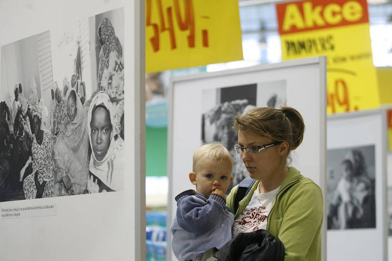 Výstava fotografií Stín pod Sluncem v Mauretánii v průhonické Hypernově.