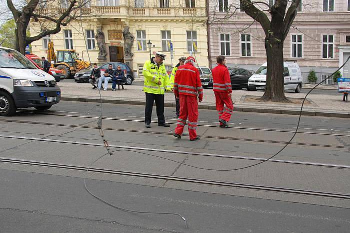 Stržená tramvajová trolej ve Vítězné ulici na pražském Újezdu zastavila v úterý po osmé hodině ranní provoz tramvají mezi stanicemi Újezd a Národní divadlo.