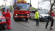 Stržená tramvajová trolej ve Vítězné ulici na pražském Újezdu zastavila v úterý po osmé hodině ranní provoz tramvají mezi stanicemi Újezd a Národní divadlo.