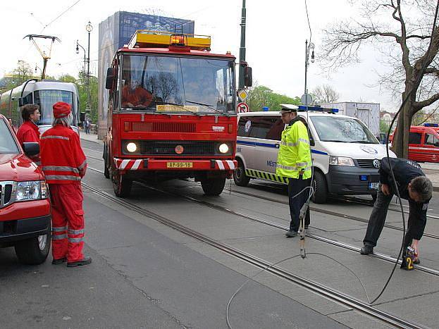 Stržená tramvajová trolej ve Vítězné ulici na pražském Újezdu zastavila v úterý po osmé hodině ranní provoz tramvají mezi stanicemi Újezd a Národní divadlo.