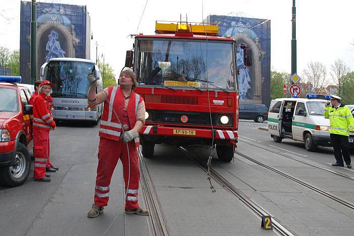 Stržená tramvajová trolej ve Vítězné ulici na pražském Újezdu zastavila v úterý po osmé hodině ranní provoz tramvají mezi stanicemi Újezd a Národní divadlo.