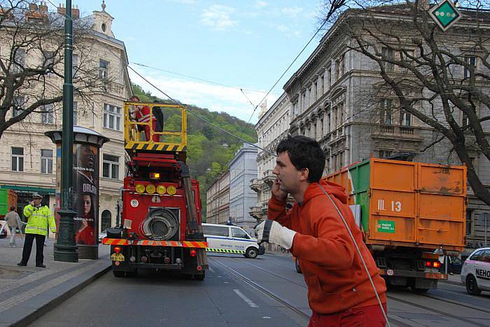 Stržená tramvajová trolej ve Vítězné ulici na pražském Újezdu zastavila v úterý po osmé hodině ranní provoz tramvají mezi stanicemi Újezd a Národní divadlo.