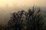 Smog nad Prahou v pondělí 14. listopadu.