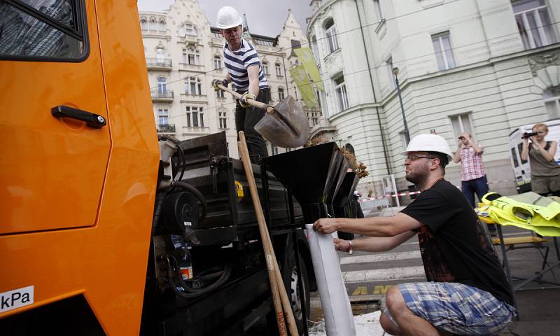 Na Žofíně během dne probíhal program s ukázkami integrovaného systému. Na snímku soutěží redaktoři Pražského deníku v soutěži stavění bariéry.