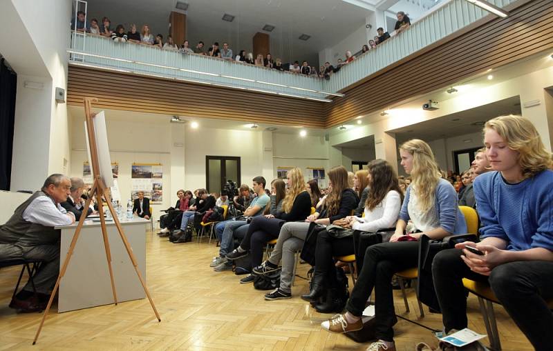 Studentská debata – Studentské předčasné parlamentní volby 2013, dům ABT. 