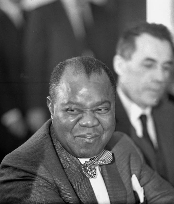 Armstrong. Hotel International nebyl určený jen pro sovětské elity, ale také pro zahraniční návštěvy. Tiskovou konferenci tu měl v roce 1965 i jazzman Louis Armstrong.