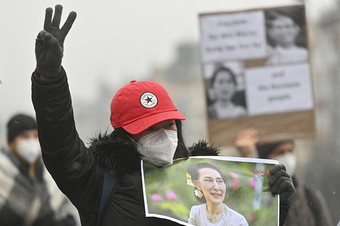 Pražský protest proti puči v Barmě.