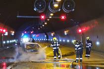 Požár osobního auta u výjezdu z Komořanského tunelu ve směru na letiště.