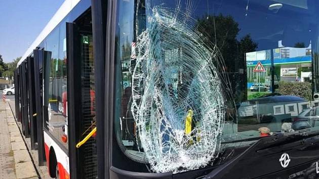 Při srážce autobusu s chodcem 13. srpna 2021 v ulici Jana Želivského byli zraněni dva lidé.