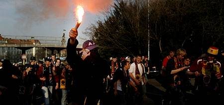 Sparťanští fanoušci míří městem na Strahov, kde se jejich tým utká s odvěkým rivalem Slavií Prahou.